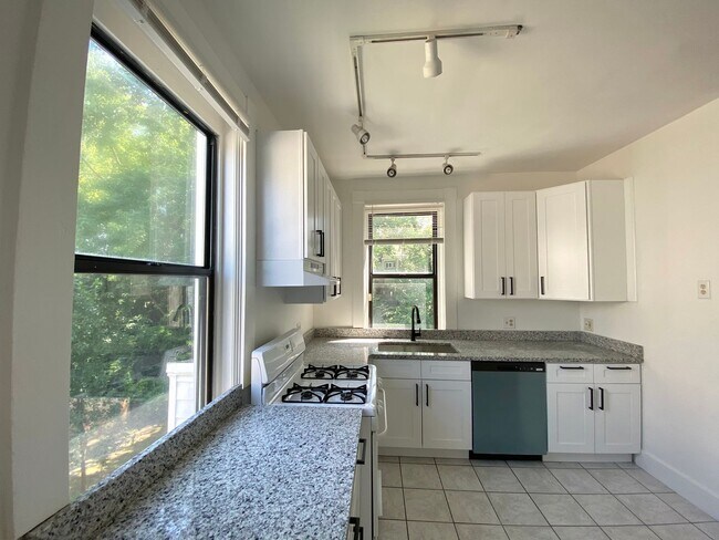 Building Photo - 451 Warner St