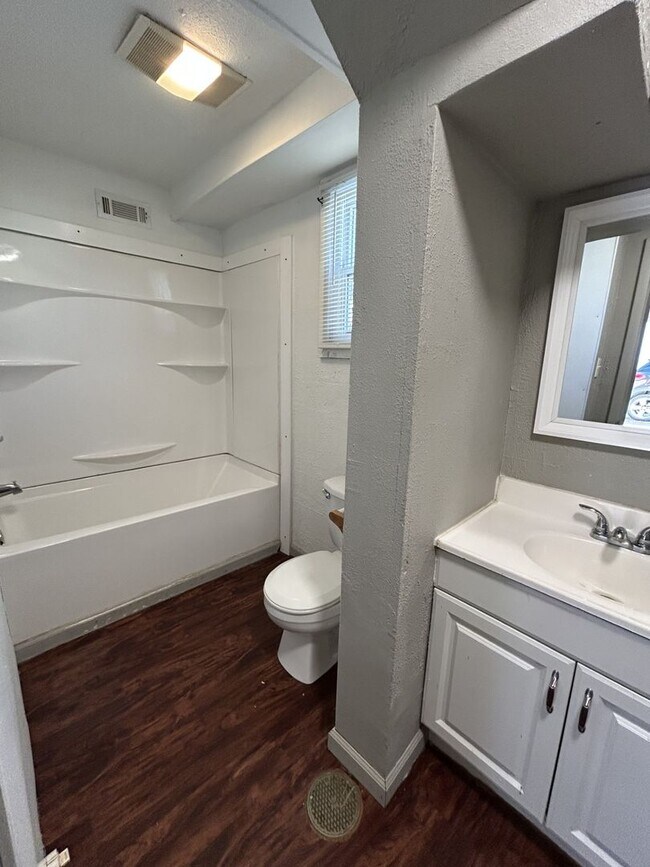 Building Photo - 304 E Park St