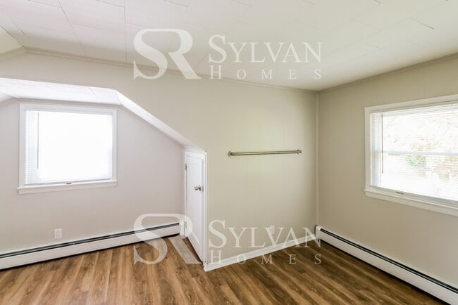 Building Photo - Cute, cozy and comfortable