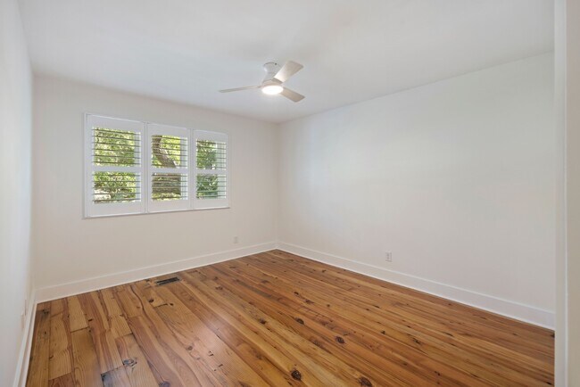 Building Photo - 137 Sparrow Dr
