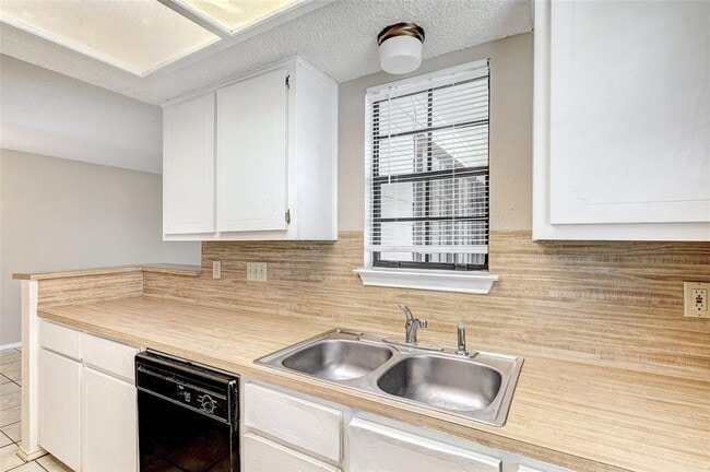 Building Photo - 8704 Clearbrook Trail