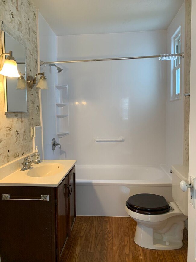 Building Photo - 194 Circular St