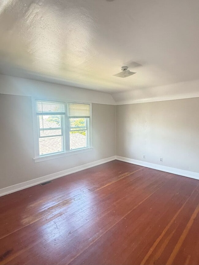 Building Photo - Spacious 5-Bedroom Home near WWU!