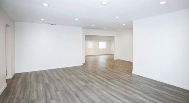 Building Photo - 10920 Mather Ave