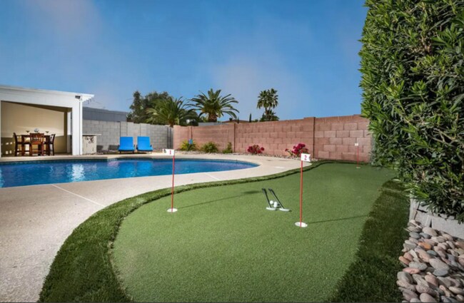 Building Photo - Beautiful Bungalow Home with Heated Pool on Golf Course