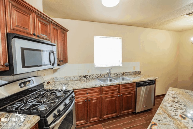 Building Photo - Beautiful 4Bdm 2Ba Single-Story Home Near ...