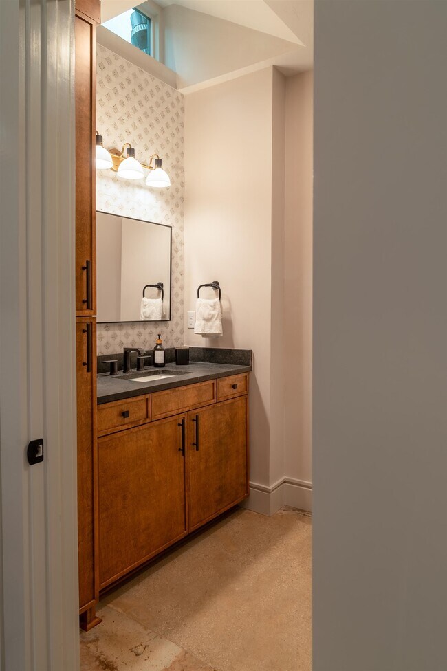 Building Photo - 612 W 8th Ave