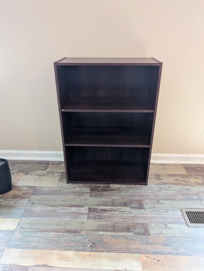 Building Photo - Room in House on Karl Ct