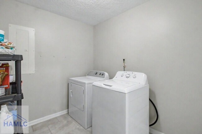 Building Photo - 703 Woods Ct