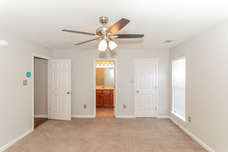 Building Photo - 6903 Wrenwood Dr