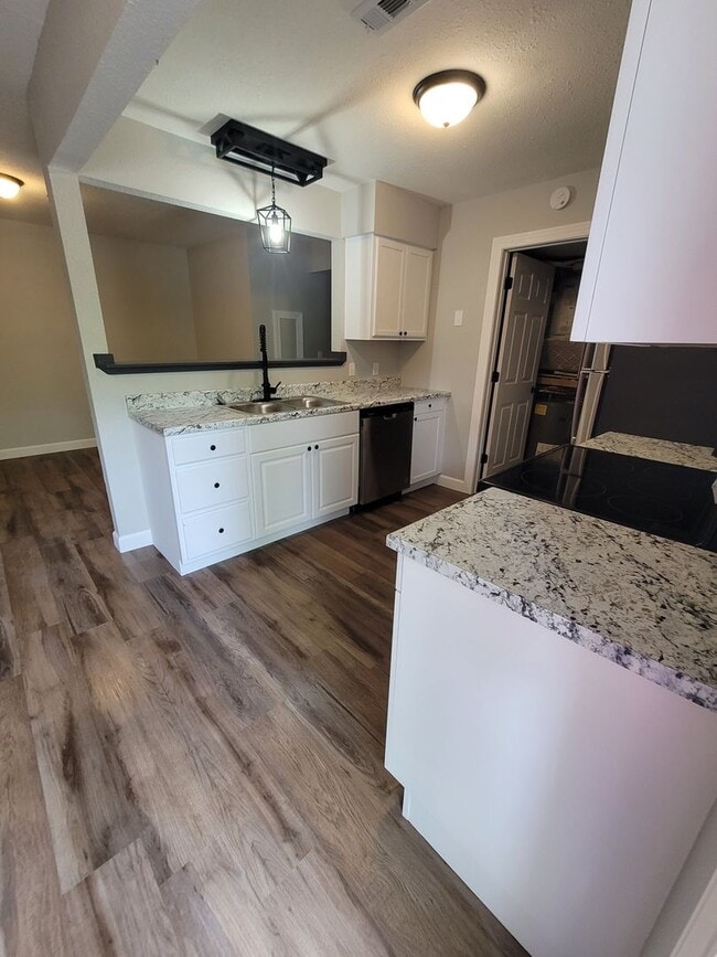 Building Photo - FULLY REMODELED 2 Bedroom Apartment
