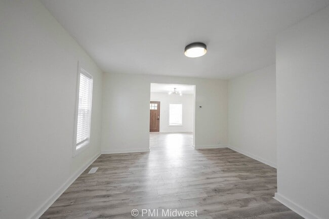 Building Photo - 428 N Bradley Ave