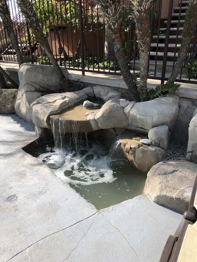 Building Photo - Beautiful 3 bedroom 2 bath Townhome across...