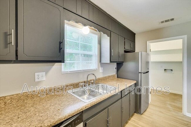 Building Photo - 3606 Cameron Dr