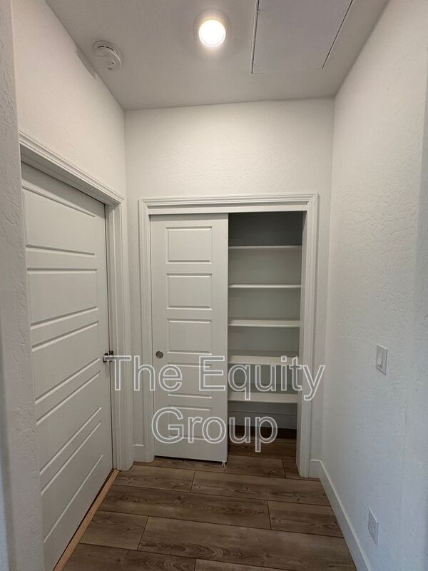 Building Photo - 217 E Tyler Ct