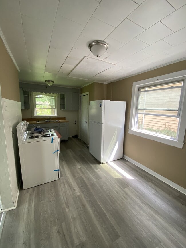 Building Photo - 285 Malleable St
