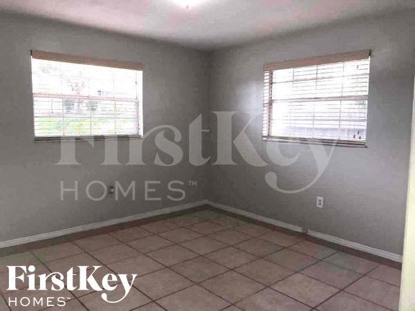 Building Photo - 14300 Iroquois Ave