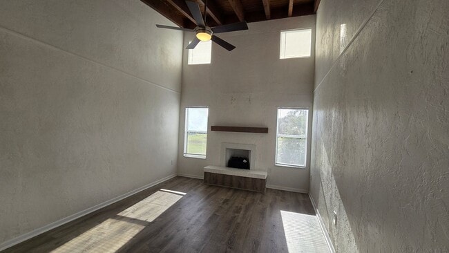 Building Photo - 3 bedroom 2 bath 2nd floor condo