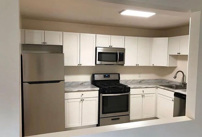 Building Photo - Nicely Updated Terrace Level  1/1 condo