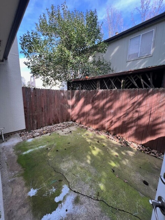 Building Photo - Beautiful 3 Bedroom and 1.5 Bathroom Condo $2,195.00 Available Now