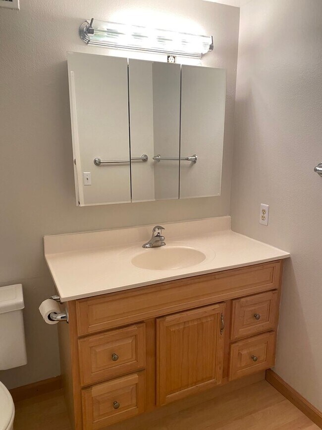 Building Photo - Single story 3 bed, 2 bath home on a large...