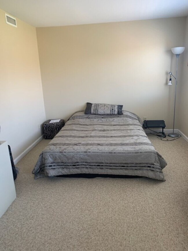 Building Photo - 303 White St