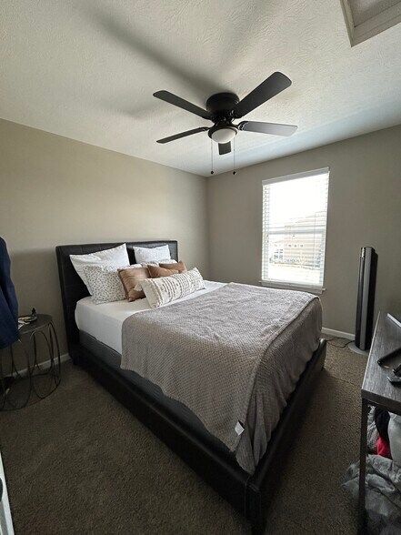 Building Photo - 221 Cloverhill Dr