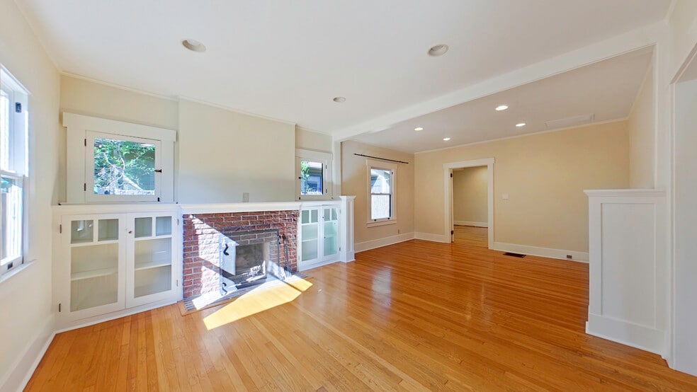 Building Photo - 1915 Las Lunas St