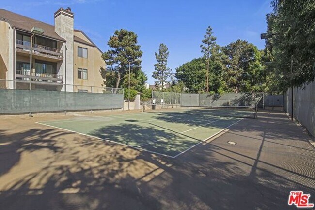 Building Photo - Stunning Playa del Rey Condo Awaits You!