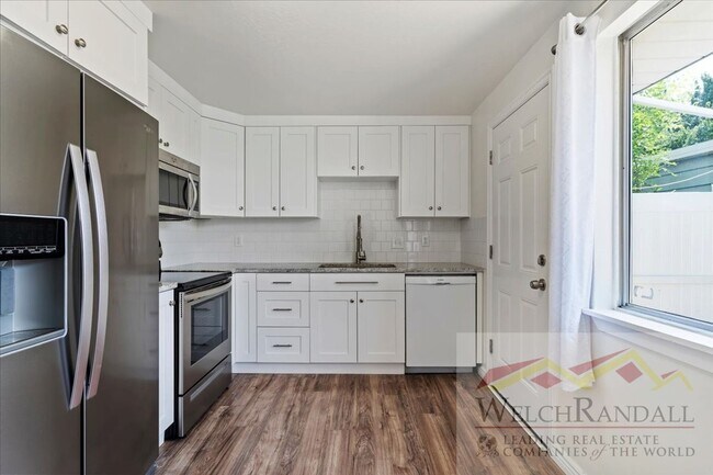 Building Photo - Beautifully Remodeled 3 Bed 2.5 Bath Townh...