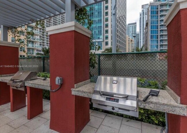 Building Photo - 1155 Brickell Bay Dr