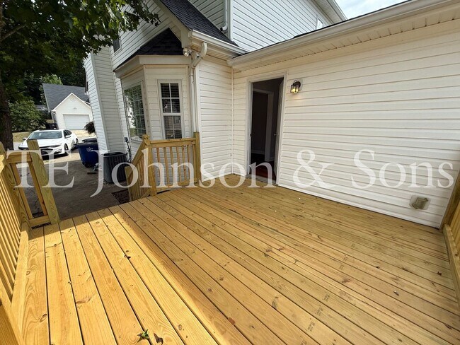 Building Photo - Spacious 3 Bedroom Home with Primary Suite on Main Level in Camden Forest