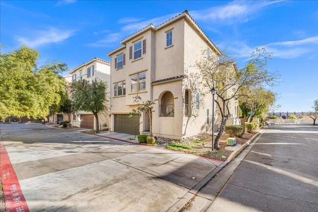Building Photo - 3 Story, Spacious and Inviting 3-bedroom In Centennial Hills, with Downstairs Bedroom Suite