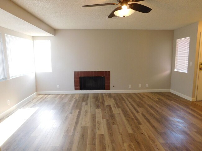 Building Photo - Spacious 2 bedroom- no neighbors under you !!