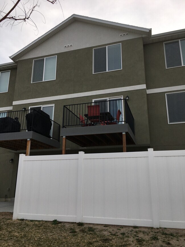 Deck - 14937 S Messi St