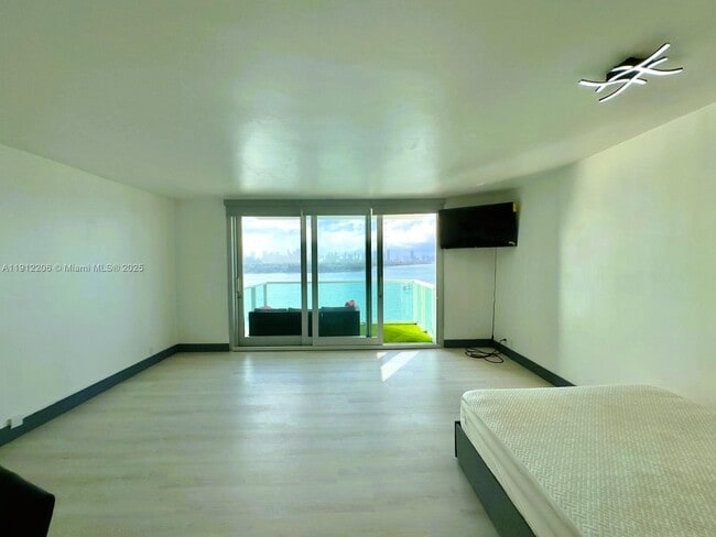 Building Photo - 1000 West Ave