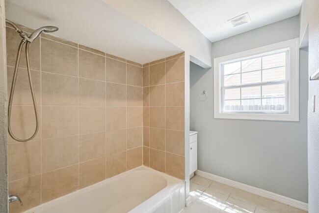 Building Photo - Charming Front Unit