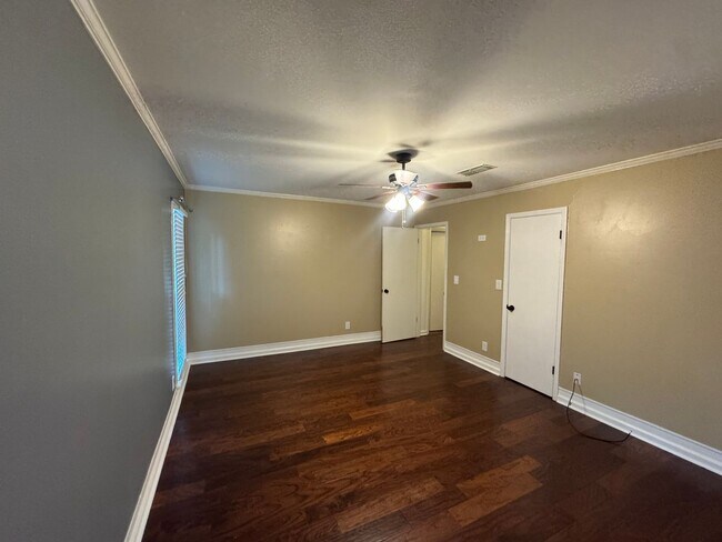 Building Photo - Beautiful home with over 2k square feet!