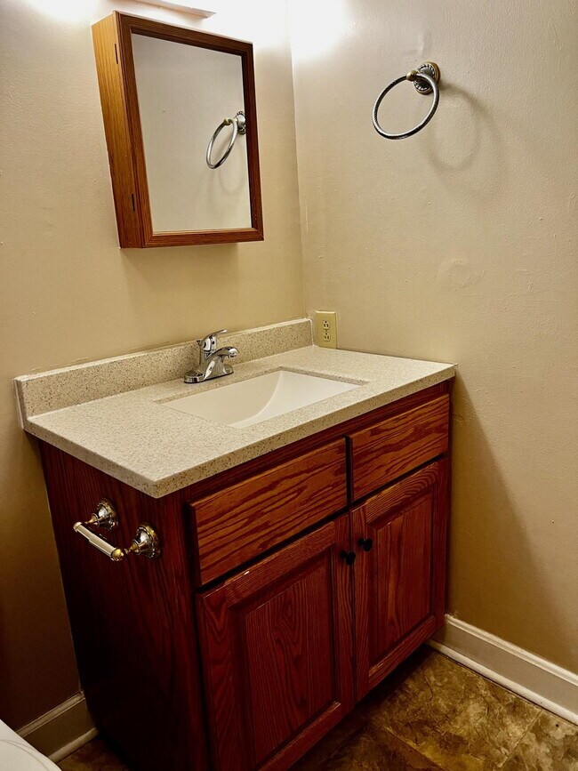 Building Photo - Charming 1-Bedroom Upstairs Unit in Dunn, NC!