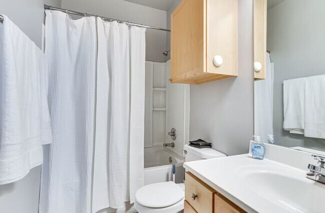 Building Photo - Large furnished Townhome in Norman!