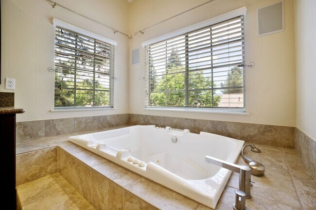 Building Photo - 3055 E Hillcrest Dr