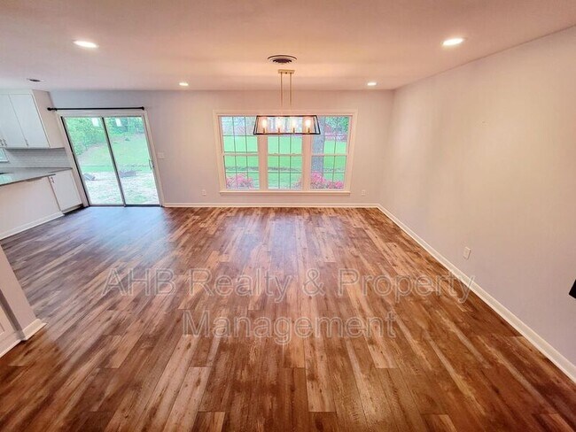 Building Photo - 2404 Blanche Dr