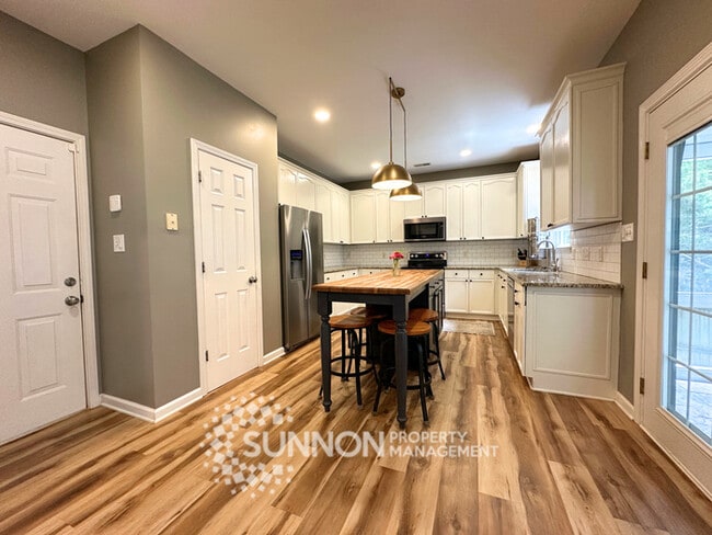 Building Photo - Spacious 3 bed, 2.5 bath with large bonus