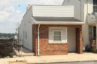 Building Photo - Cozy Second Floor Apartment