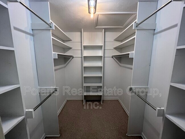 Building Photo - 8829 Rexford Rd