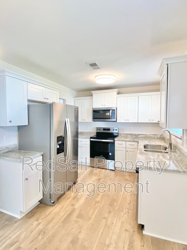 Building Photo - 437 Fox Hill Rd