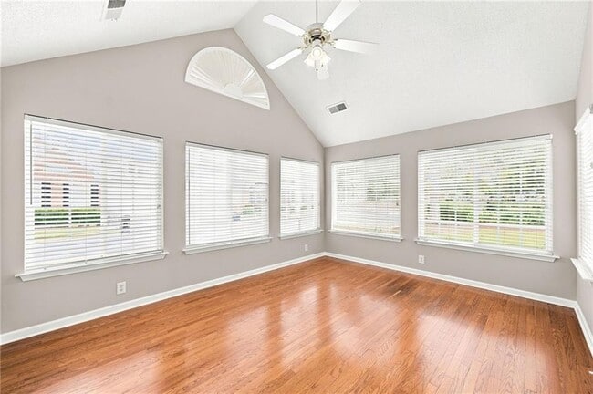 Building Photo - 3204 Village Ln