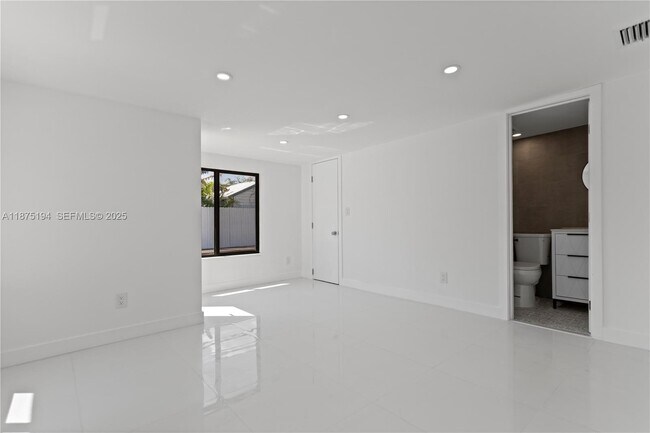 Building Photo - 1524 SW 32nd Ct