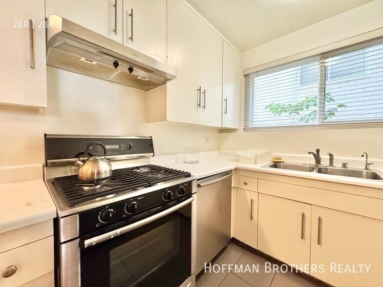 Building Photo - 10655 Wilshire Blvd