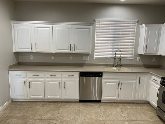 Building Photo - NW!!! 4 bedrooms!!! Pool and Spa!!! All ti...